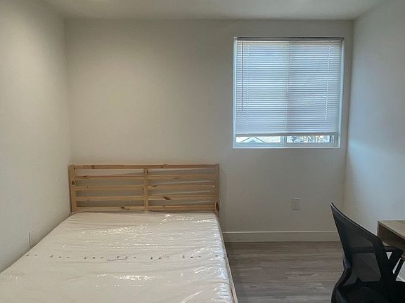 2nd image of 1528 W 36th Pl #303