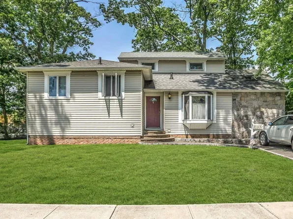 201 Tyrconnell Avenue, Massapequa Park, NY 11762
