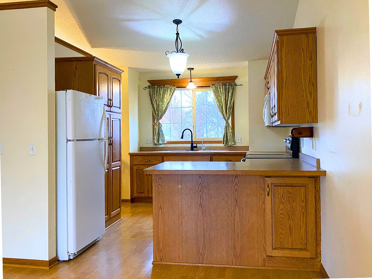 4 bed, 1896 sqft, $2,400 — Photo 3