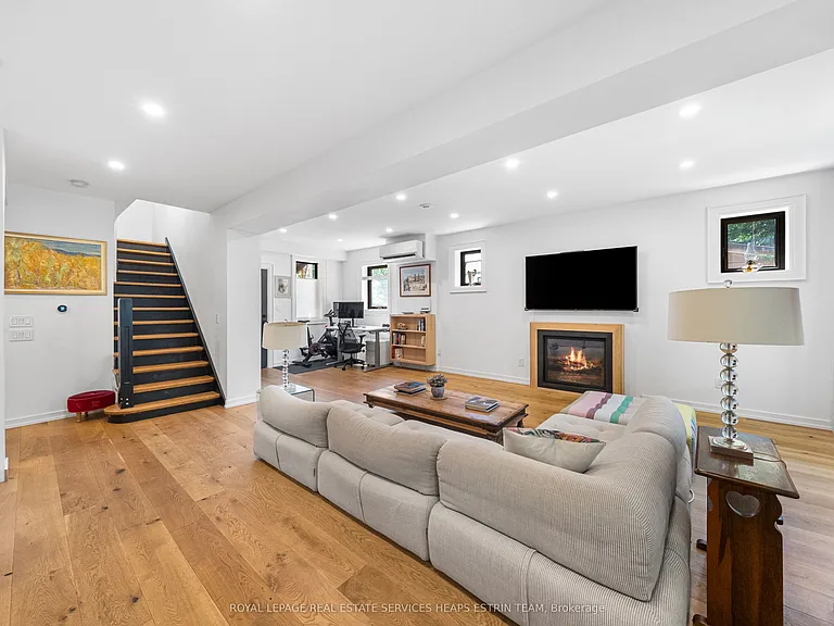 115 Robinson St — Photo 2