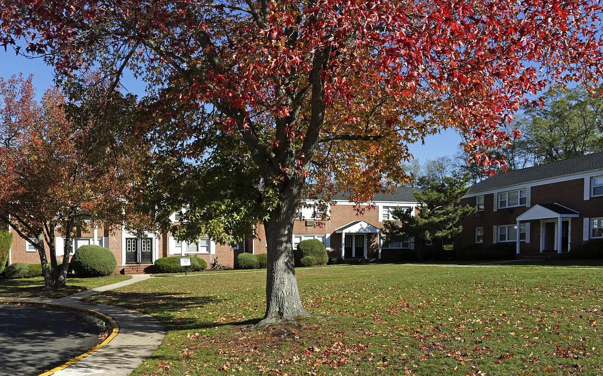 Country Club Apartments — Photo 1