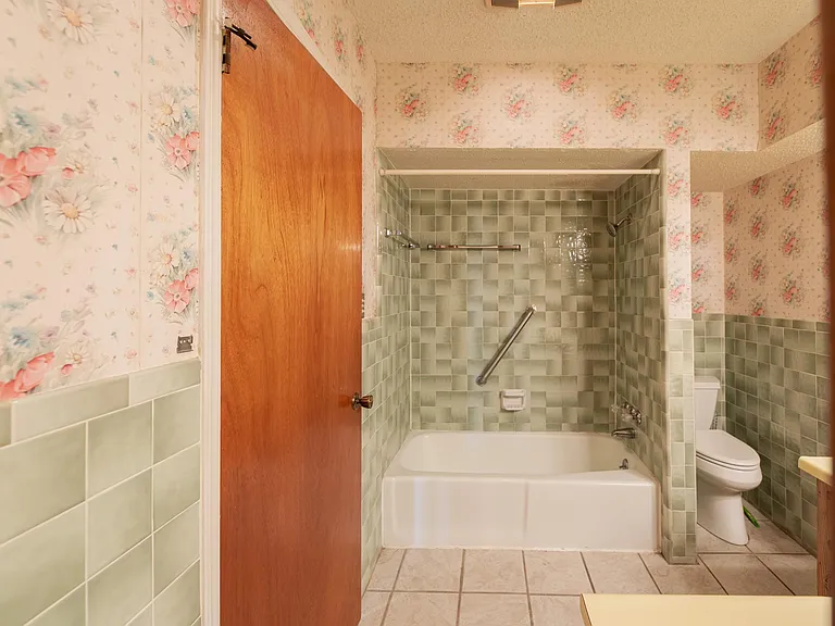 2442 N Jordan Ave — Photo 18