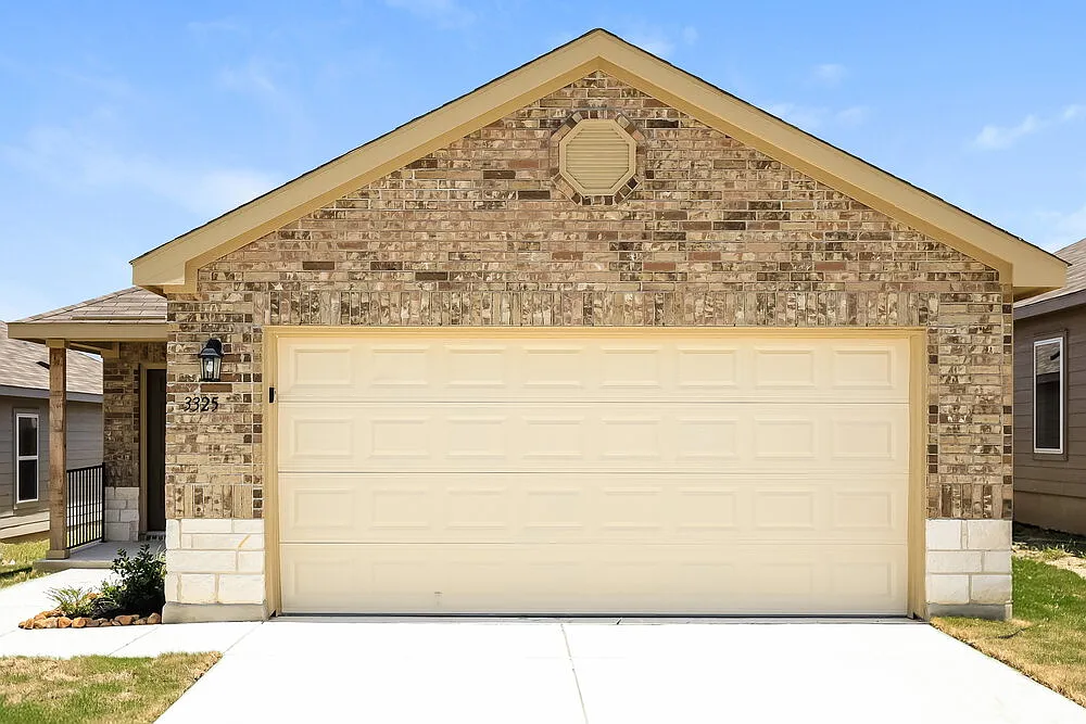 3 bed, 2.0 bath, 1402 sqft, $1,665 — Photo 1