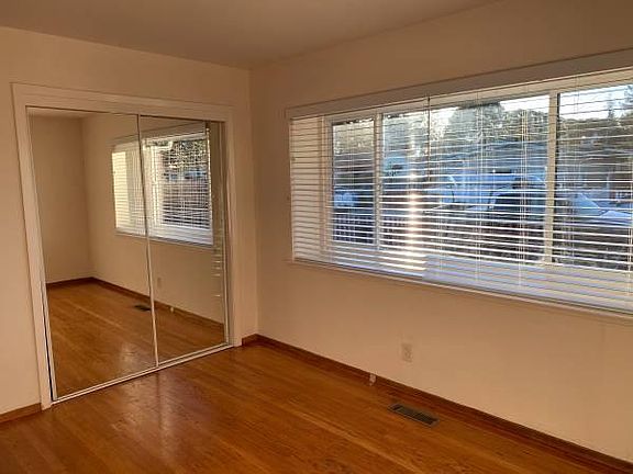 4th image of 986 Rose Ave