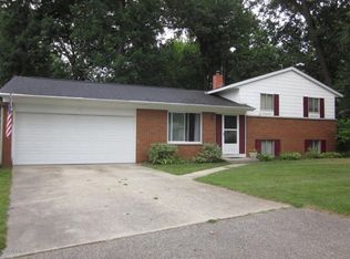 16 Oak Grove Rd, Springfield, MI 49037