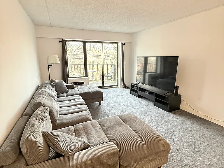 560 Halstead Ave #3J — Photo 1