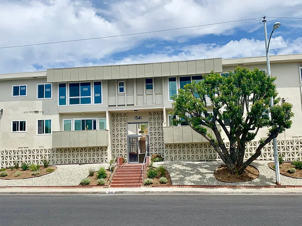 1541 College View Dr #3