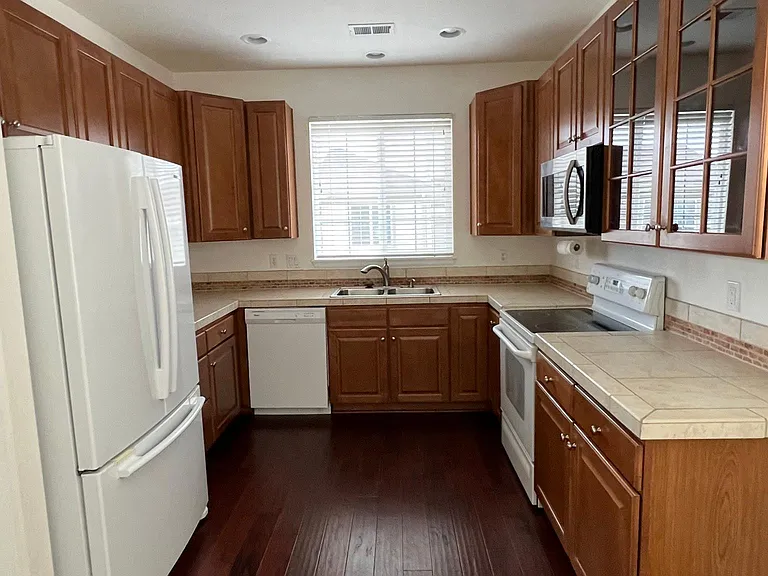 23140 York Ave — Photo 23