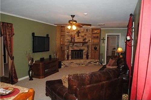 4th image of 2323 Douglas Dr