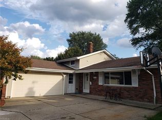 21311 Robinhood Ave, Fairview Park, OH