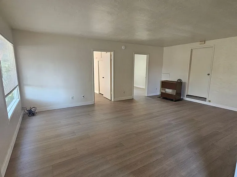 831 Niantic St — Photo 5