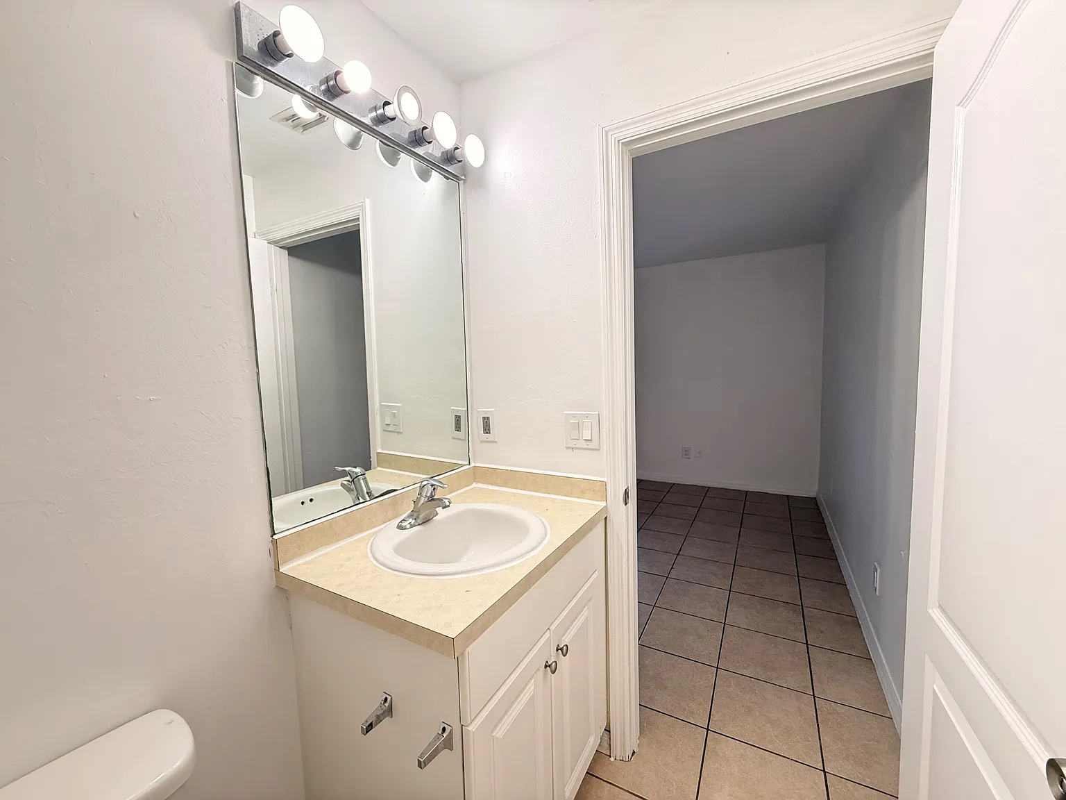 2409-11 Herb Ave S — Photo 4