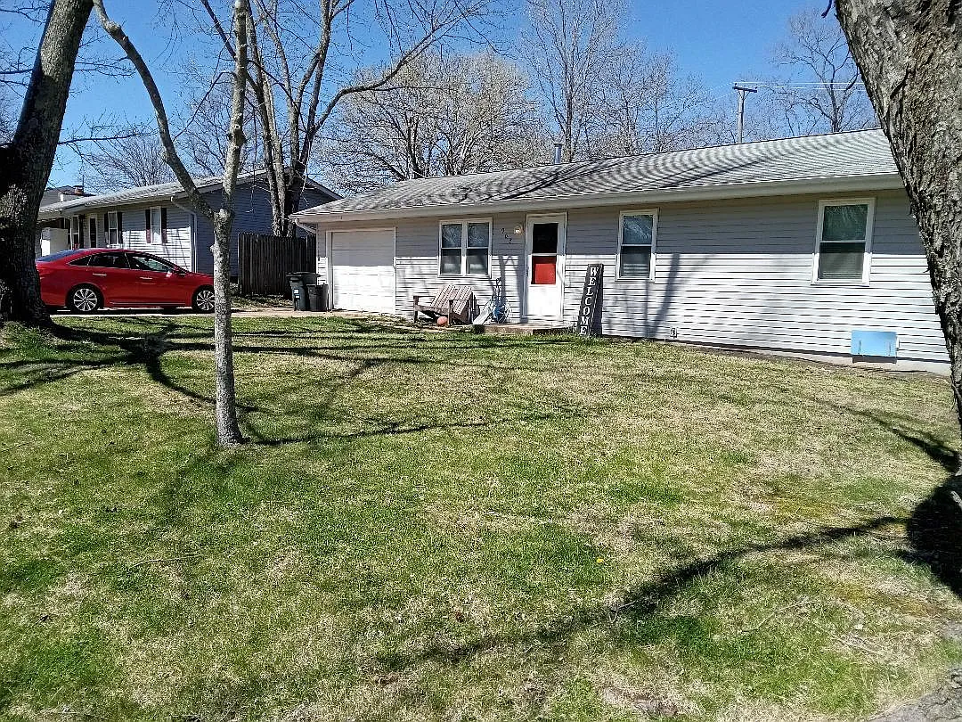 3 bed, 1040 sqft, $1,200 — Photo 2