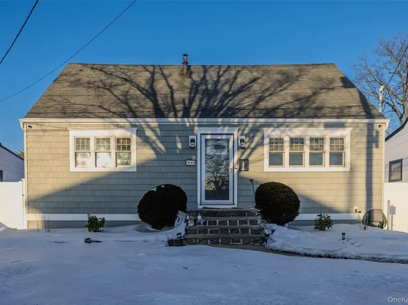 612 N Broome Avenue, Lindenhurst, NY 11757