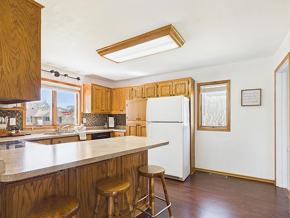5th image of 329 1st Ave NE