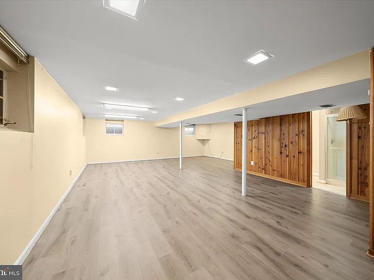 877 N Nottingham St — Photo 16