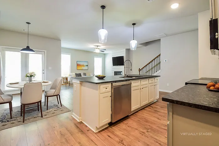 3 bed, 2.5 bath, 2044 sqft, $2,295 — Photo 4