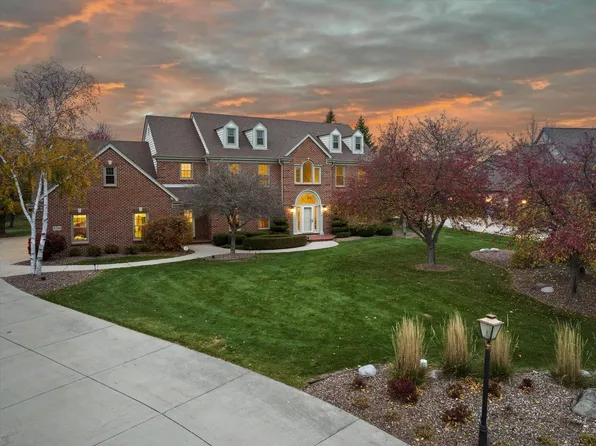 9254 West Wyndham Hills COURT, Franklin, WI 53132