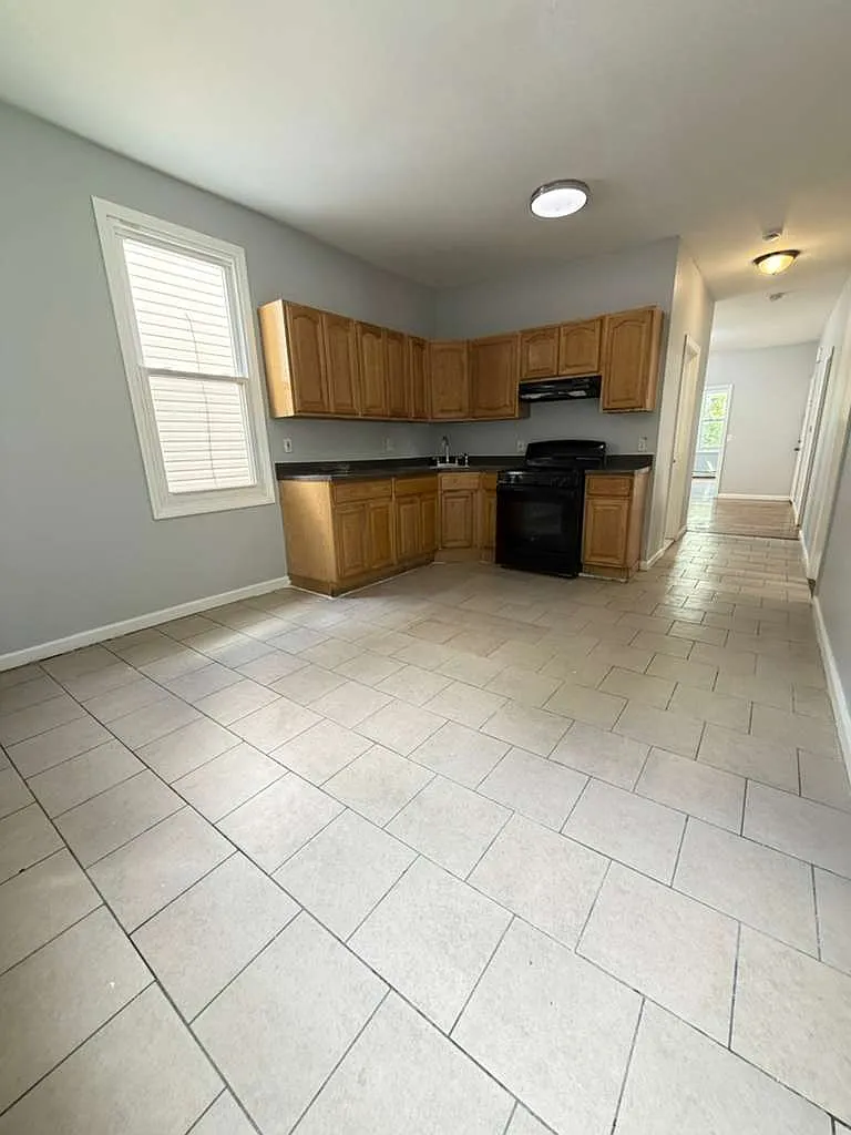 3 bed, 750 sqft, $2,200 — Photo 2