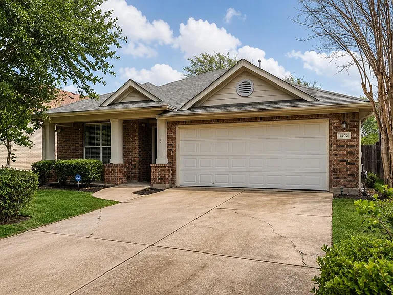 1402 Weatherford Dr — Photo 2