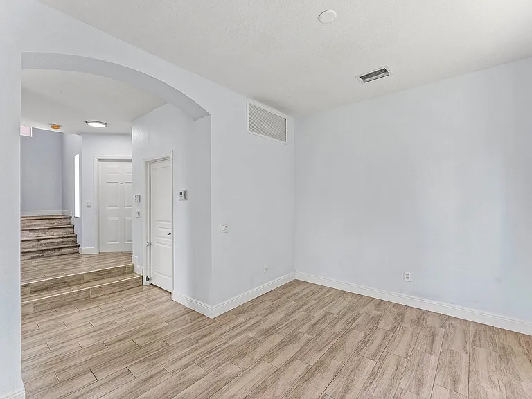 5477 Queenship Ct — Photo 7