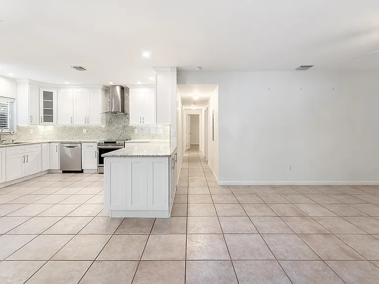 247 Bay Dr — Photo 5