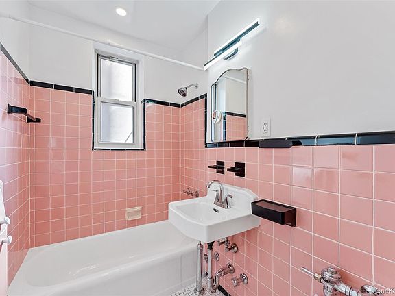 5th image of 2 Louisiana Avenue #2D