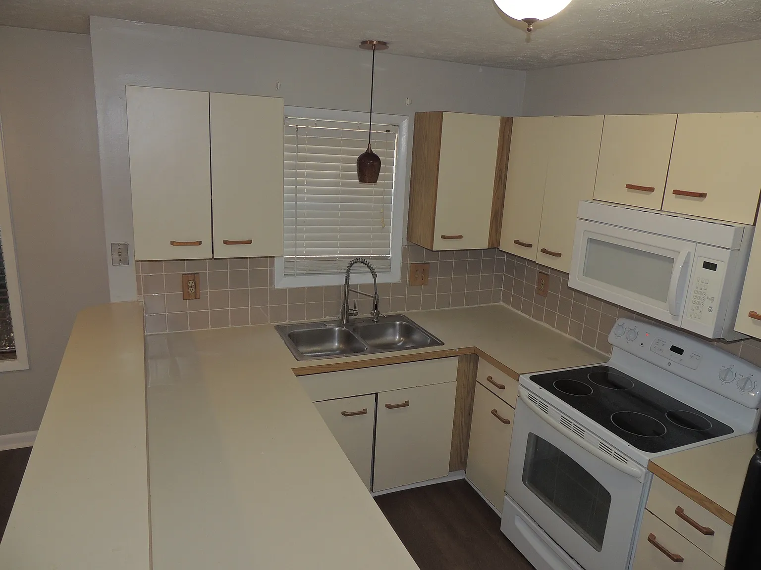 1018 Wood Creek Dr — Photo 3