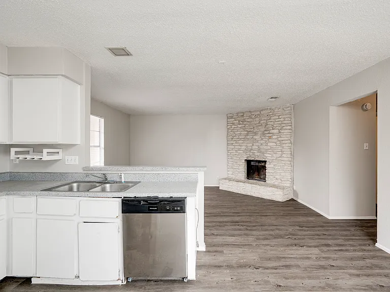 11907 Alpheus Ave — Photo 2