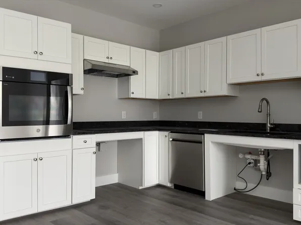 251 Sladen St #105, Dracut, MA 01826