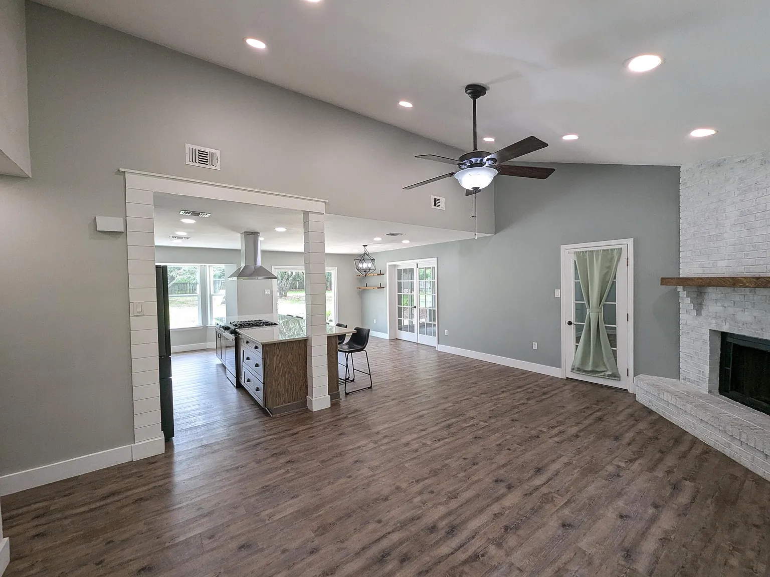 4 bed, 2038 sqft, $2,870 — Photo 4