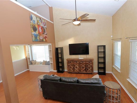 5th image of 423 Sugar Bush Ln S