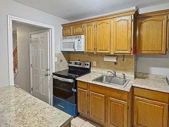 2nd image of 3906 Murdock Ave #1