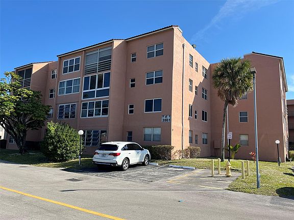 2nd image of 2861 Somerset Drive #101