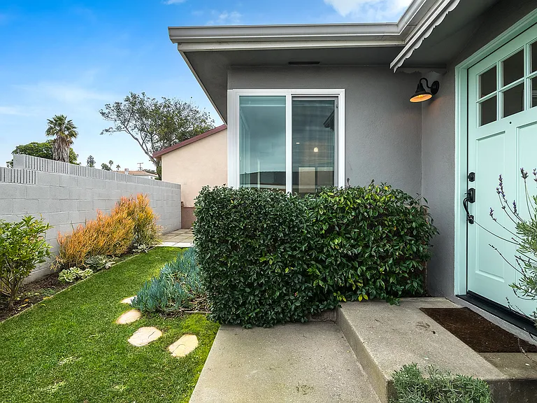 Front Entry / Private Yard