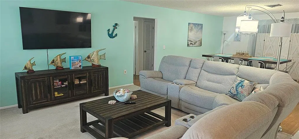 3 bed, 2.0 bath, 2013 sqft, $4,300 — Photo 4