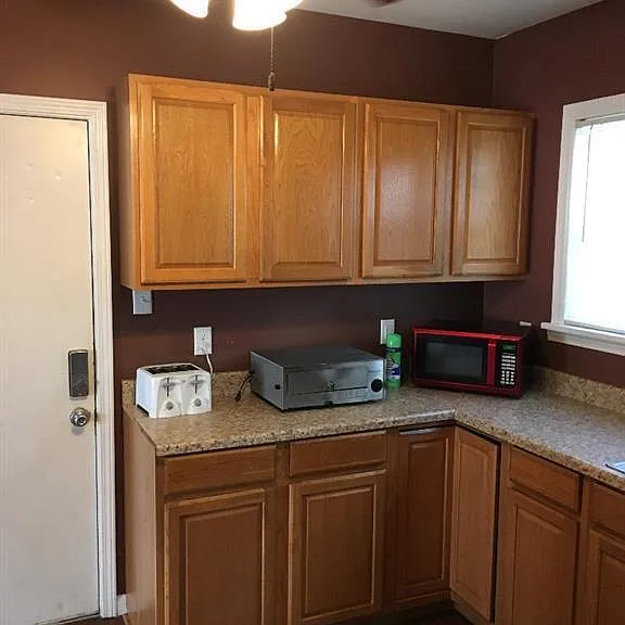 1305 W Macon St — Photo 3