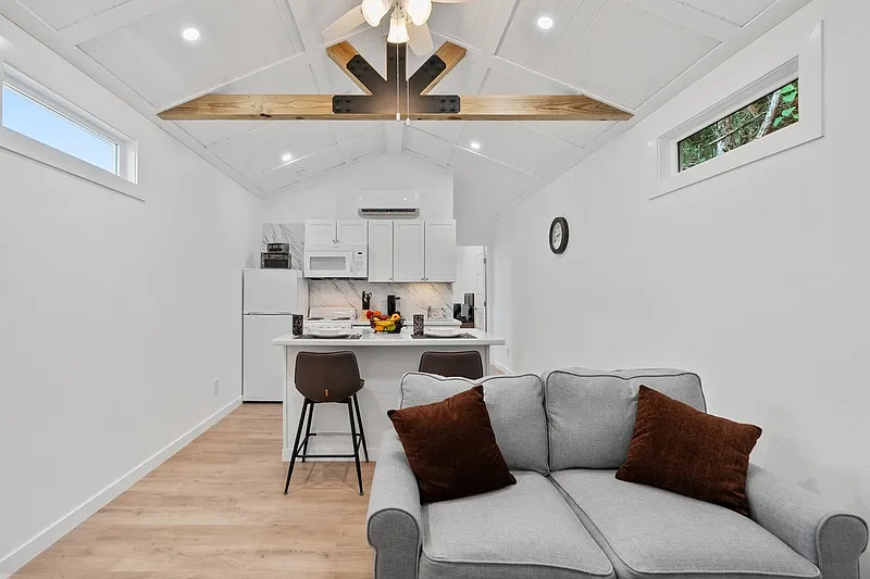 1 bed, 1.0 bath, 400 sqft, $1,250 — Photo 2