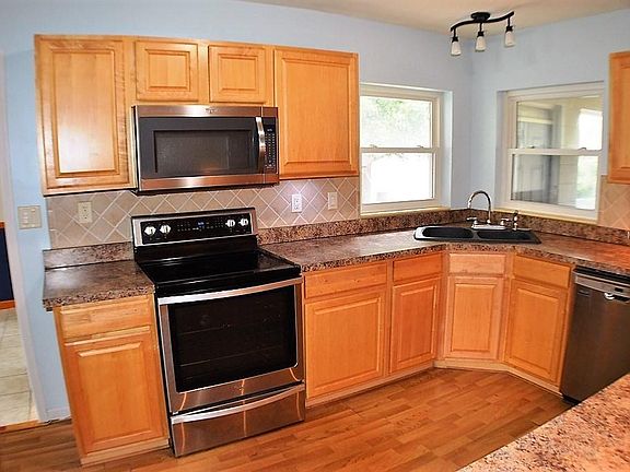 4th image of 110 S Lone Oak Dr
