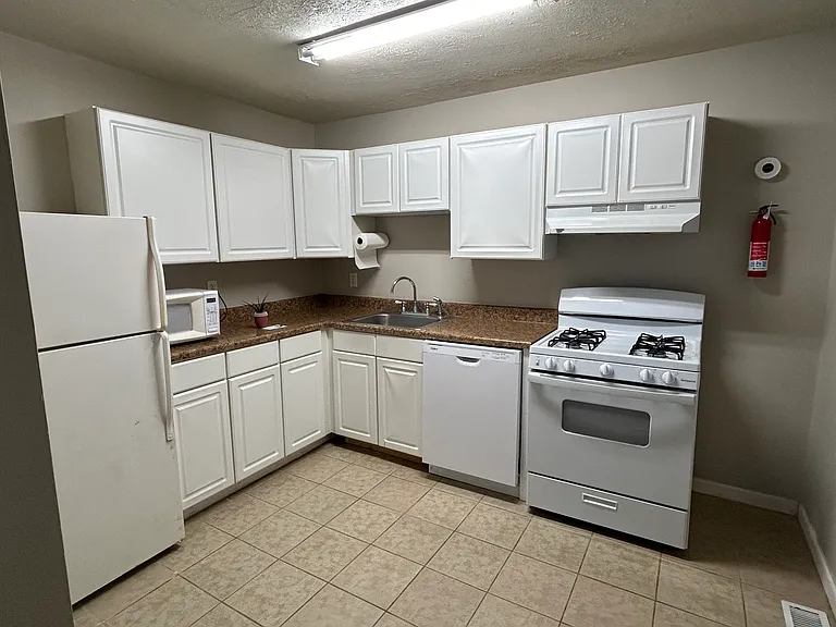 111 E End Ave — Photo 3