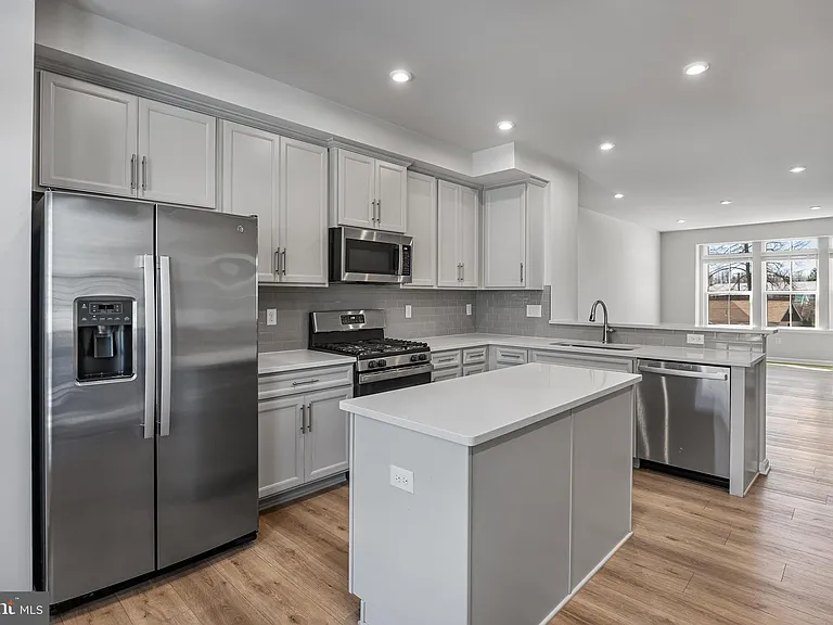 24 Sidney Ln — Photo 15