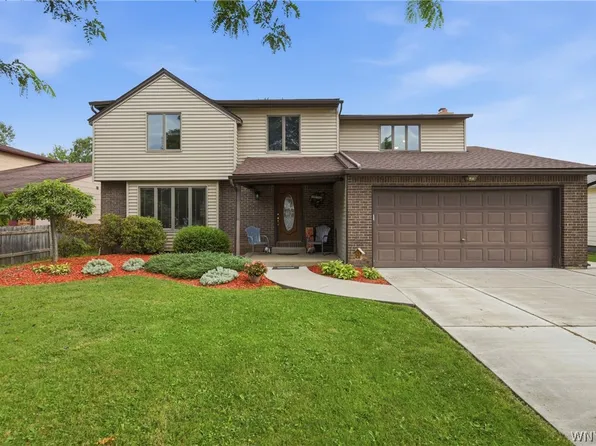 28 Chapel Ln, West Seneca, NY 14224