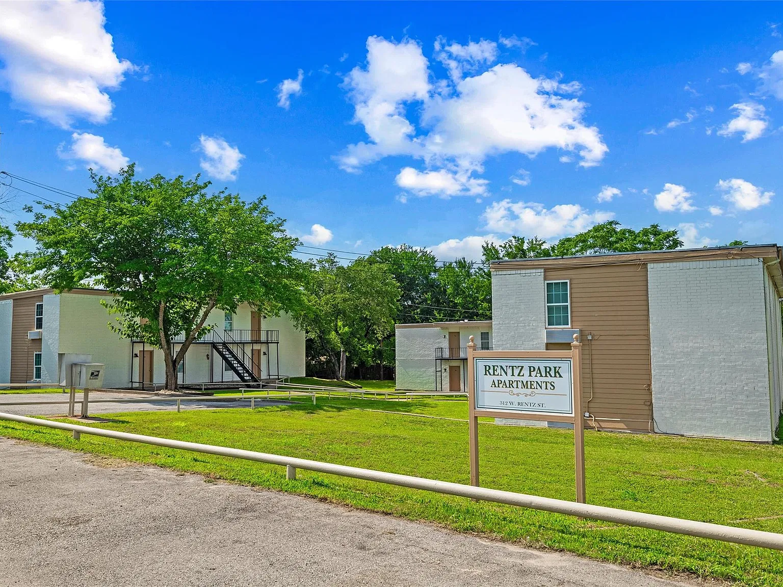3 bed, 904 sqft, $1,050 — Photo 1