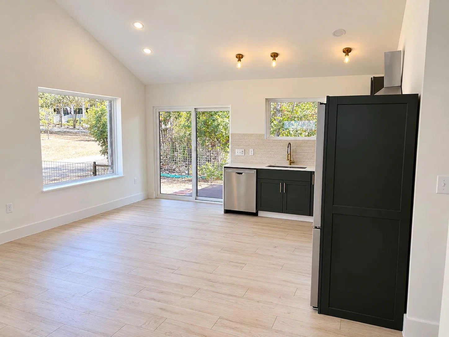 2 bed, 2.0 bath, 1144 sqft, $4,200 — Photo 3