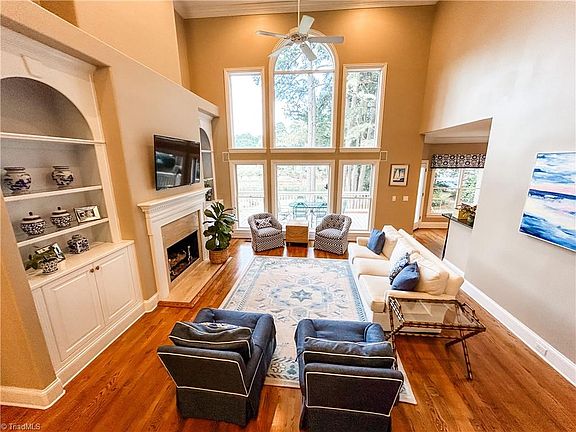 3rd image of 145 Kings Crest Dr