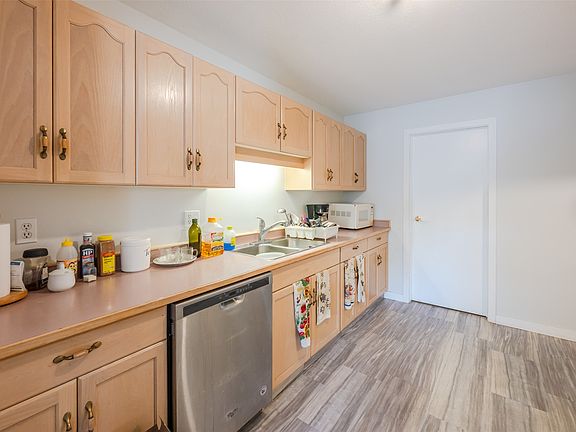 3rd image of 872 Fairview Rd #103