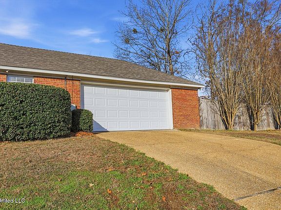 4th image of 300 White Oak Dr