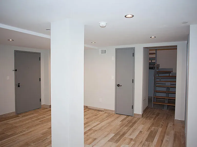 18 Stanhope St #1A — Photo 12