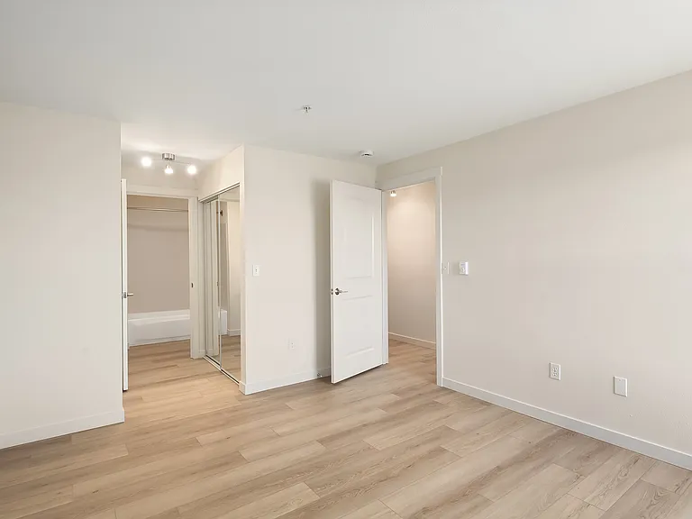 Mirabella — Photo 15