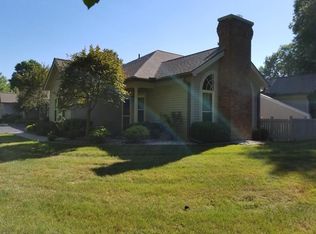 27 Stone Ridge Blvd, Hermitage, PA 16148